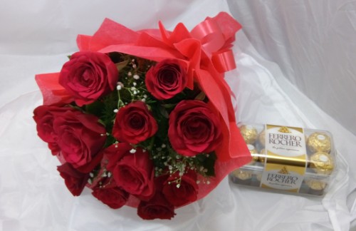 20 red roses bunch + 16 pc ferrero rocher chocolate by mobile flower pune florist in pune cake maker in pune
